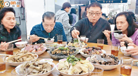 有海味店按傳統，準備八餸一湯與員工一起吃開年飯。