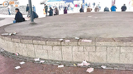 每逢賽馬日，屯門市廣場投注站外均會遺下彩票、煙蒂及垃圾。