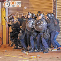 防暴警員當晚只配備警棍和圓盾，難以抵擋暴徒的磚雨攻擊。