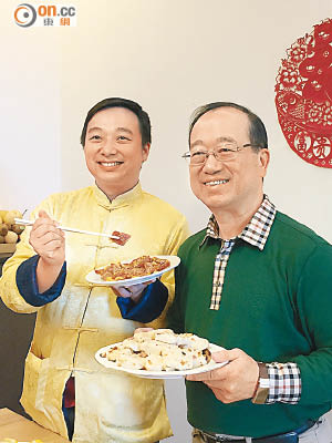陳鑑林（右）與長子陳俊傑（左）向傳媒拜年。（梁家寶攝）