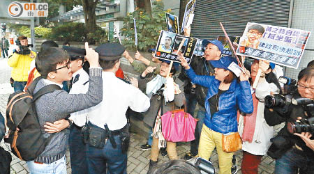 支持及聲討暴亂案被告的兩派人士在法院外互相指罵，情緒激動，需警員調停。
