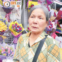 宋女士稱，雖然今年經濟不太理想，但索價三千多元的玫瑰花束，訂單仍接個不停。（蘇文傑攝）