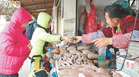 乾貨市集掃不停 <br>團友到達自由活動的乾貨街後，才出手大批購入蓮藕及番薯。