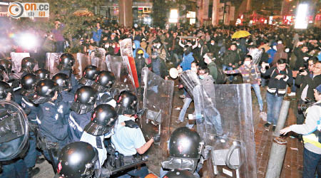 旺角暴亂造成近百名警員受傷，逾四十人被控暴亂罪。（資料圖片）