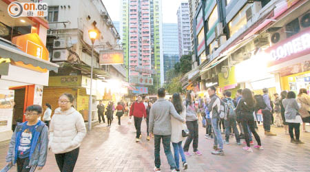 荃灣荃興徑在大年初三傍晚有七成食店營業，街上人潮如鯽。