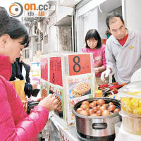 在大埔開設小食店的陳氏夫婦，雞蛋仔在新春期間仍以每底八元出售。