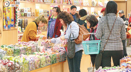 今年新春零售市道疲弱，部分商店在新春期間照常營業。