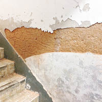 土瓜灣啟明街舊樓梯間破爛不堪，有牆壁批盪整塊脫落。