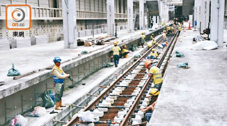 高鐵正進行軌道鋪設工序。