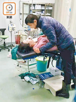 黃東婷進行整容手術期間離奇死亡，其夫對着妻子遺體痛哭。（本報深圳傳真）