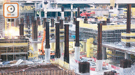 高鐵香港段工程開支逼近六百億元的「警戒線」，若不獲撥款，將被迫停工。