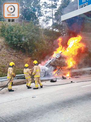 私家車翻轉陷入火海，消防到場撲救。（讀者提供）