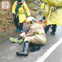 消防人員拯救被困大帽山市民時，因路面結冰而滑倒。（資料圖片）