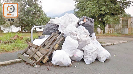 食環署拖延兩個月才清理放置於路邊的三十袋垃圾。