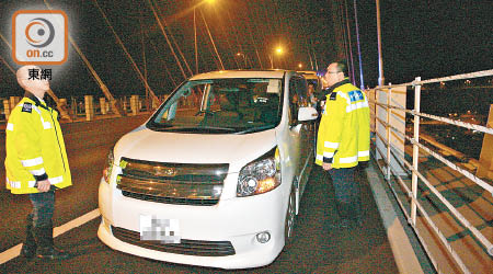 七人車停在汀九橋，警員到場調查。