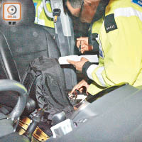 警員在車上檢獲手錶及電話。（吳建明攝）