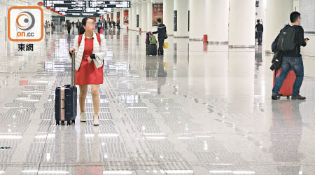 高鐵福田站內地板光滑反光嚴重，女士經過時恐洩露春光。