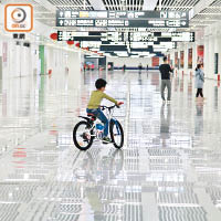 單車穿插<BR>高鐵福田站內面積寬闊，有小童竟在站內踩單車。