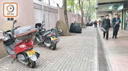 大埔文娛中心與昌運中心之間的行人路有電單車違泊。
