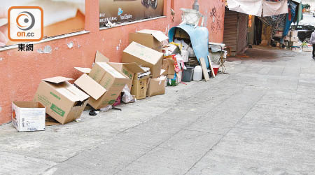 大量紙皮及雜物堆放後巷，食環署執法效力成疑。