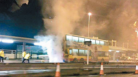 巴士冒煙起火，濃煙滾滾。（fb香港突發事故報料區群組圖片）