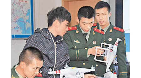 邊防武警引入無人機設備，圖為前線官兵接受培訓。（互聯網圖片）