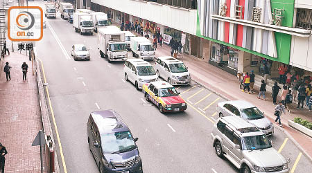 有市民指沙田正街經常有車輛違泊，繁忙時間造成交通擠塞。