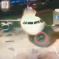 大塊組件（左圖紅圈示）飛脫跌落地上，一直在機肚下的工作人員（紅圈示）驚惶走避。