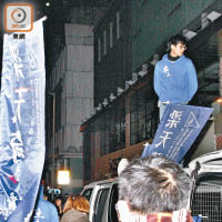 黃台仰曾在旺角暴亂初期站在車頂，指揮其他示威者。