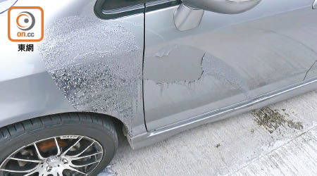 私家車的車身油漆剝落損毀。