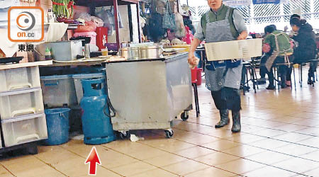 食檔 <br> 牛頭角熟食中心有多個檔戶使用石油氣罐（箭嘴示）煮食，市民擔心會有爆炸風險。