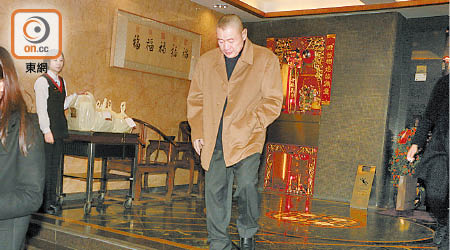 身穿厚厚衣服的劉鑾雄昨日如常到灣仔富豪飯堂用膳後便告離開。