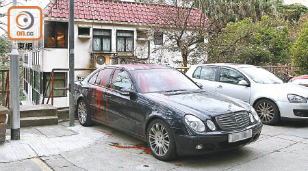 房車的車身被紅油沾污。（曾志恆攝）