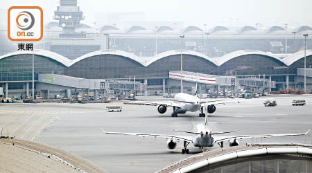 城規會指，機場現有的雙跑道系統難以配合本港航空交通量增長。（高嘉業攝）