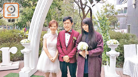 區諾軒（中）結婚，學民思潮周庭（右）幸運接到新娘花球。（互聯網圖片）