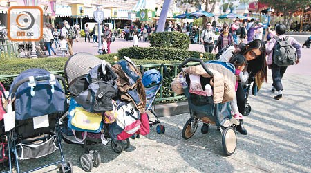 香港迪士尼樂園內的嬰兒車上有私人物品，但無人看管。<br>（胡家豪攝）