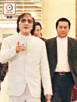 警方拘捕上海仔得意門生兼兵頭阿祖（右），正朝涉嫌串謀勒索調查。