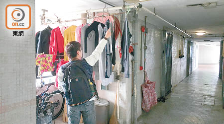 有朗屏邨住戶在大廈公眾走廊晾曬，雜物及衣物圍封消防喉。