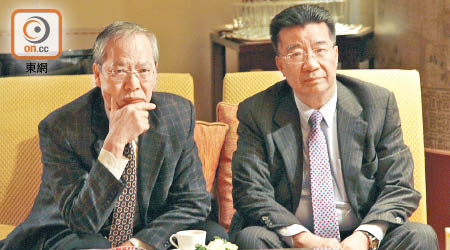 黃坤（左）與劉夢熊曾同時擔任上市公司東方明珠石油正、副主席。（資料圖片）