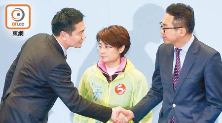 周浩鼎（左）得悉落選後，主動邀請楊岳橋（右）握手，方國珊（中）難掩失望。