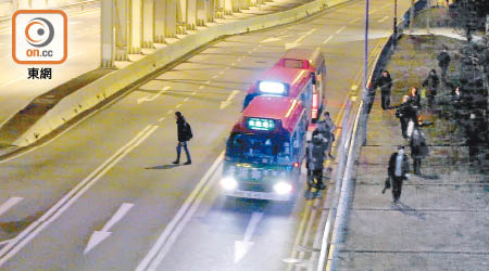 紅色小巴在欄杆外上落客，部分乘客會直接橫過馬路。
