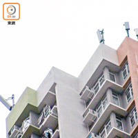 怡明邨<BR>將軍澳怡明邨大廈天台有多支信號收發裝置。