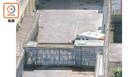 救護車在昨午十二時許駛入荔枝角收押所把劉夢熊送院。（陳章存攝）