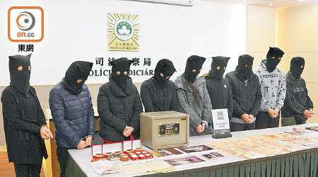 九名男女涉嫌清洗黑錢被司警拘捕。