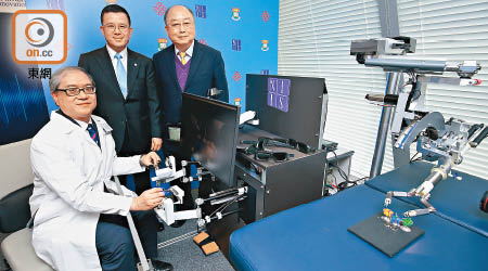 左起：羅偉倫、楊重光、容啟亮介紹全球首台內置馬達微創手術機械人系統。