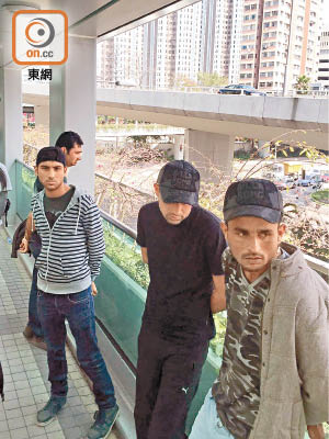 四名涉案南亞漢在荃灣現場受查。（讀者提供）