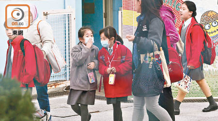 染乙型流感死亡男童就讀的保良局陳守仁小學，有學生昨戴口罩返學。