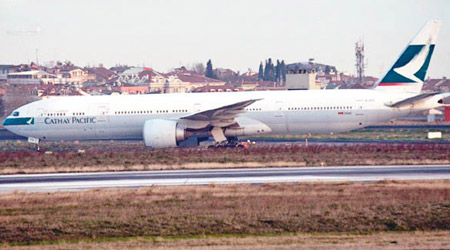 引擎故障的國泰客機降落伊斯坦布爾阿塔圖克國際機場。（互聯網圖片）