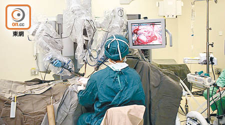 結紮精索靜脈手術可利用機械臂進行。
