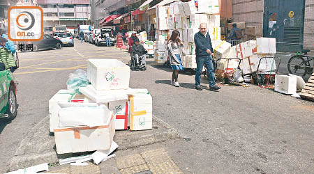 元朗合財街經常有雜物堆積，影響交通與行人安全。